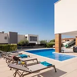 Villa Old Olive Iv By Vivi Rent