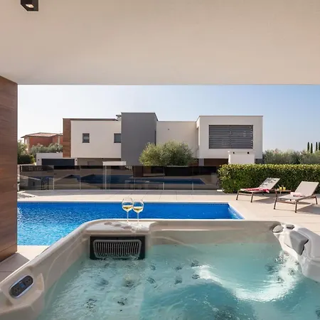 Old Olive Iv - Heated Pool - By Vivi Rent