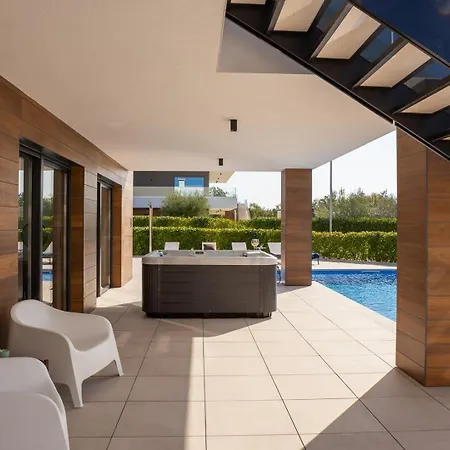 Old Olive Iv - Heated Pool - By Vivi Rent